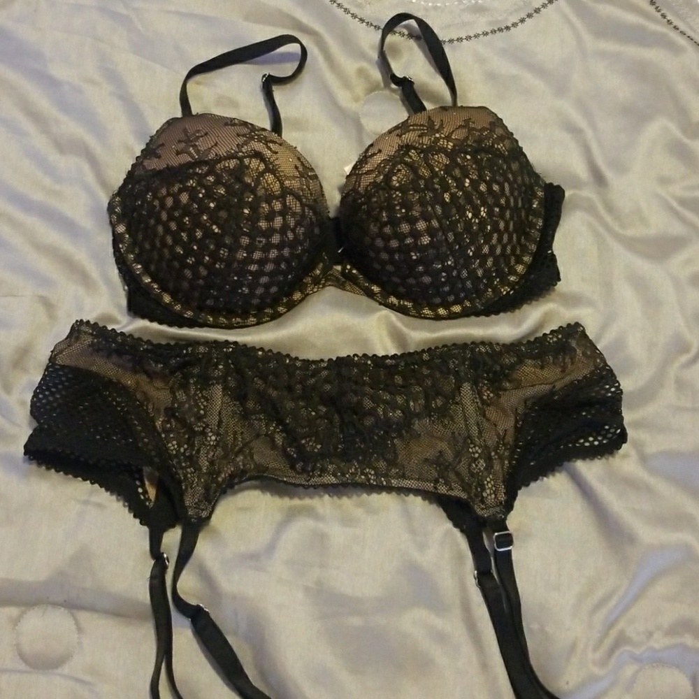 Victoria secret push up bra and garter w tags
